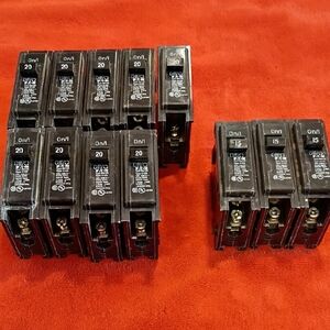 Eaton 12 Black Circuit Breakers 20 Amp And 15 Amp
